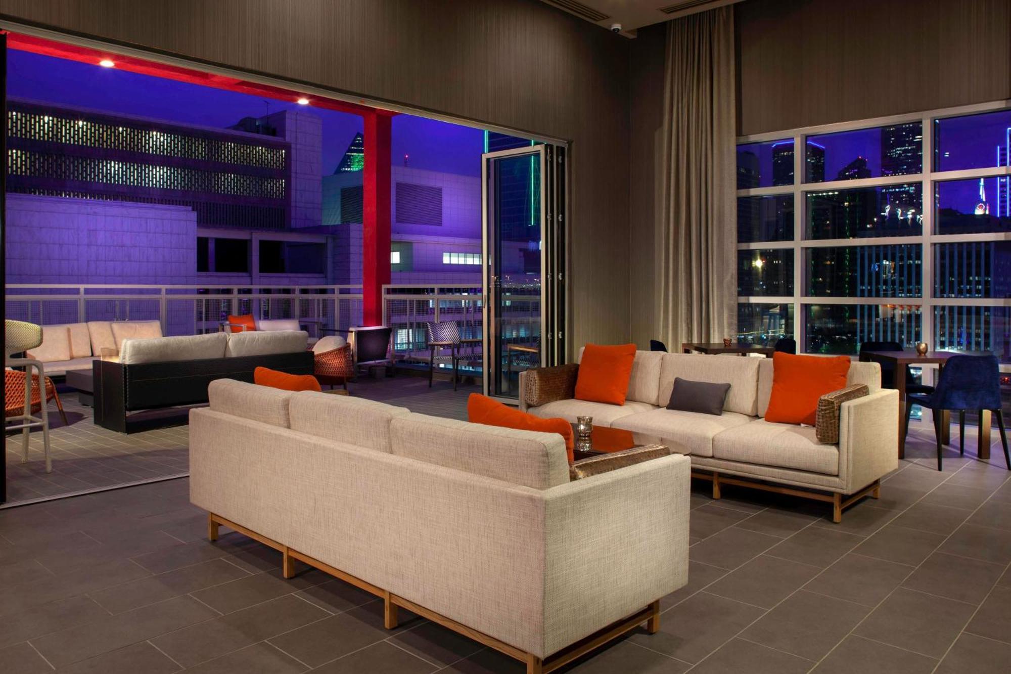 Courtyard By Marriott Dallas Downtown/Reunion District Экстерьер фото