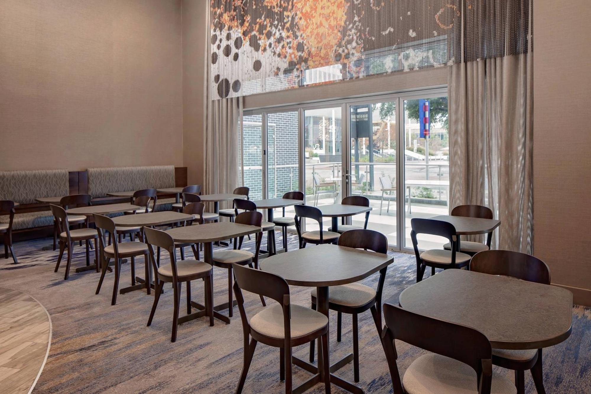 Courtyard By Marriott Dallas Downtown/Reunion District Экстерьер фото