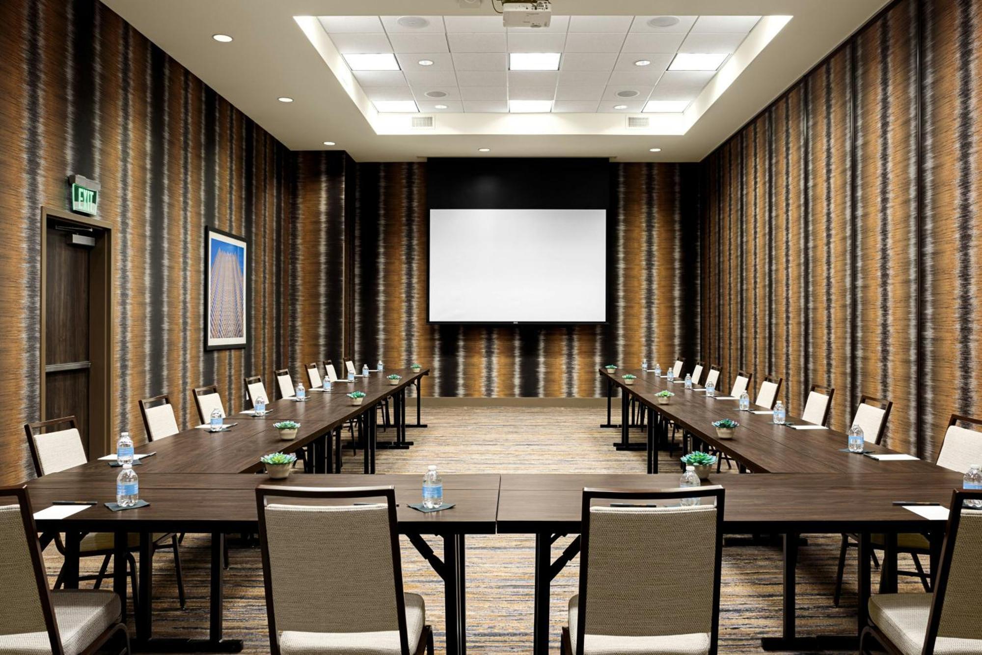 Courtyard By Marriott Dallas Downtown/Reunion District Экстерьер фото