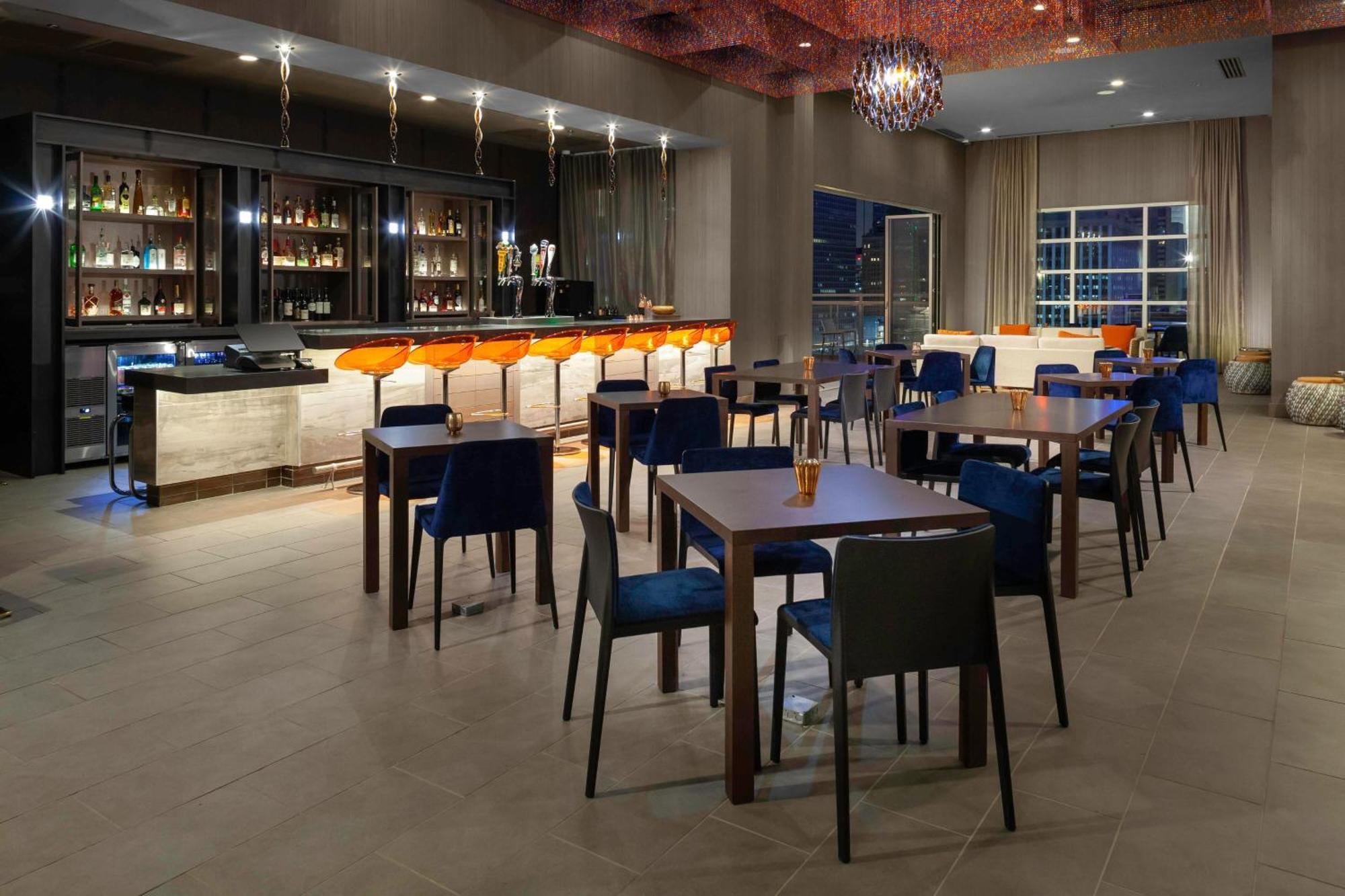 Courtyard By Marriott Dallas Downtown/Reunion District Экстерьер фото