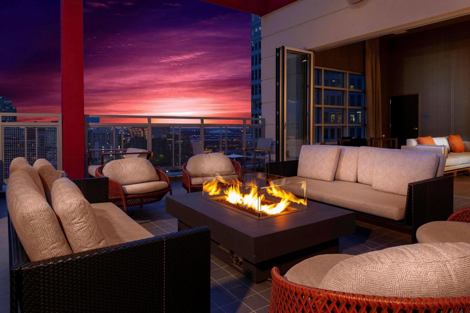 Courtyard By Marriott Dallas Downtown/Reunion District Экстерьер фото