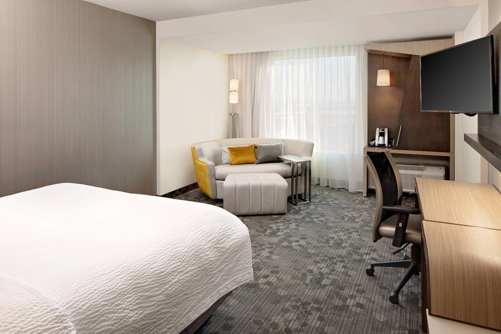 Courtyard By Marriott Dallas Downtown/Reunion District Экстерьер фото